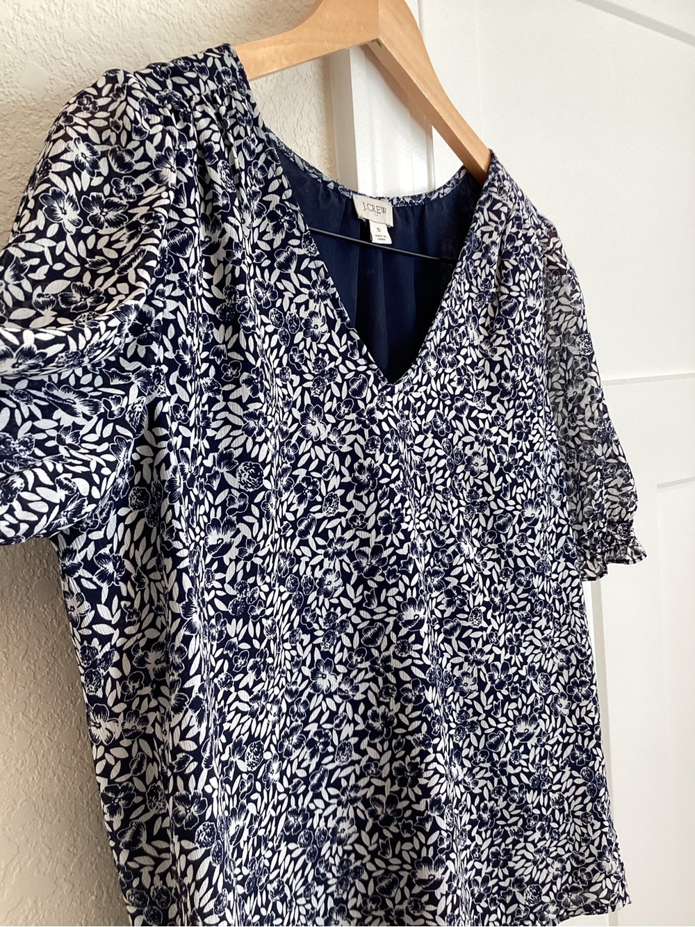 JCrew V-Neck Short Sleeve Ruffle Blouse Small White Navy Floral - Picture 4 of 9